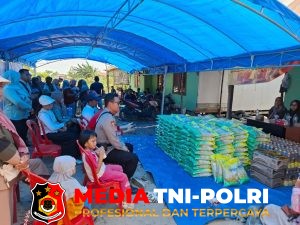 Dampingi Pasar Murah di Pematang Limau, Bhabinkamtibmas Bantu Warga Dapatkan Sembako