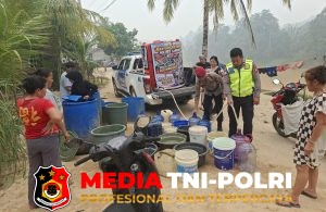 Kompi Polres Landak Salurkan Air Bersih untuk Warga Terdampak Kekeringan