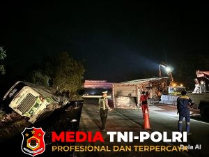 Polres Mesuji - Anggota Sat Lantas Polres Mesuji Evakuasi Korban dan Kendaraan Laka Lantas di Jalan Tol Terpeka KM 246, 1 Korban Meninggal Dunia