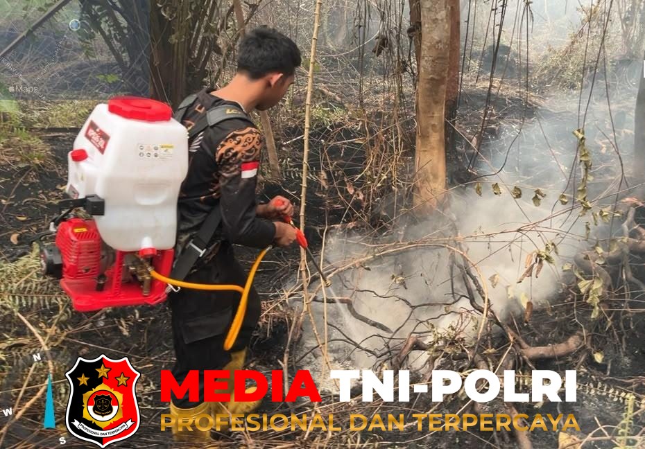 Polda Kalteng - Tak Kenal Lelah, Personel Polda Kalteng Terus Padamkan Karhutla di Palangka Raya