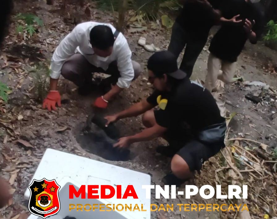 Karhutla - Aktivis Serahkan Dua Bangkai Trenggiling yang Ditemukan di Lokasi Bekas Karhutla ke BKSDA Sampit