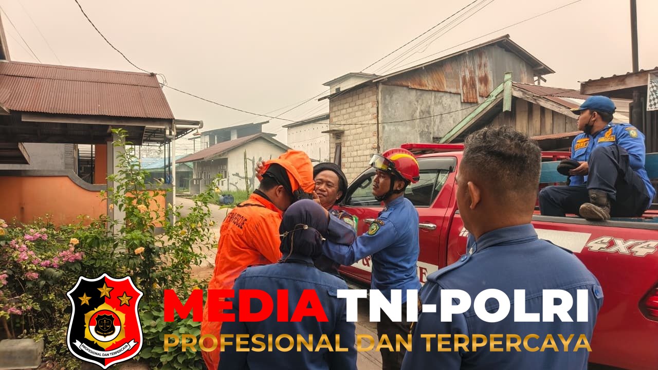 Damkarmat Kotim - Damkarmat Kotim Evakuasi Sarang Lebah Madu di Atap Rumah Warga Baamang