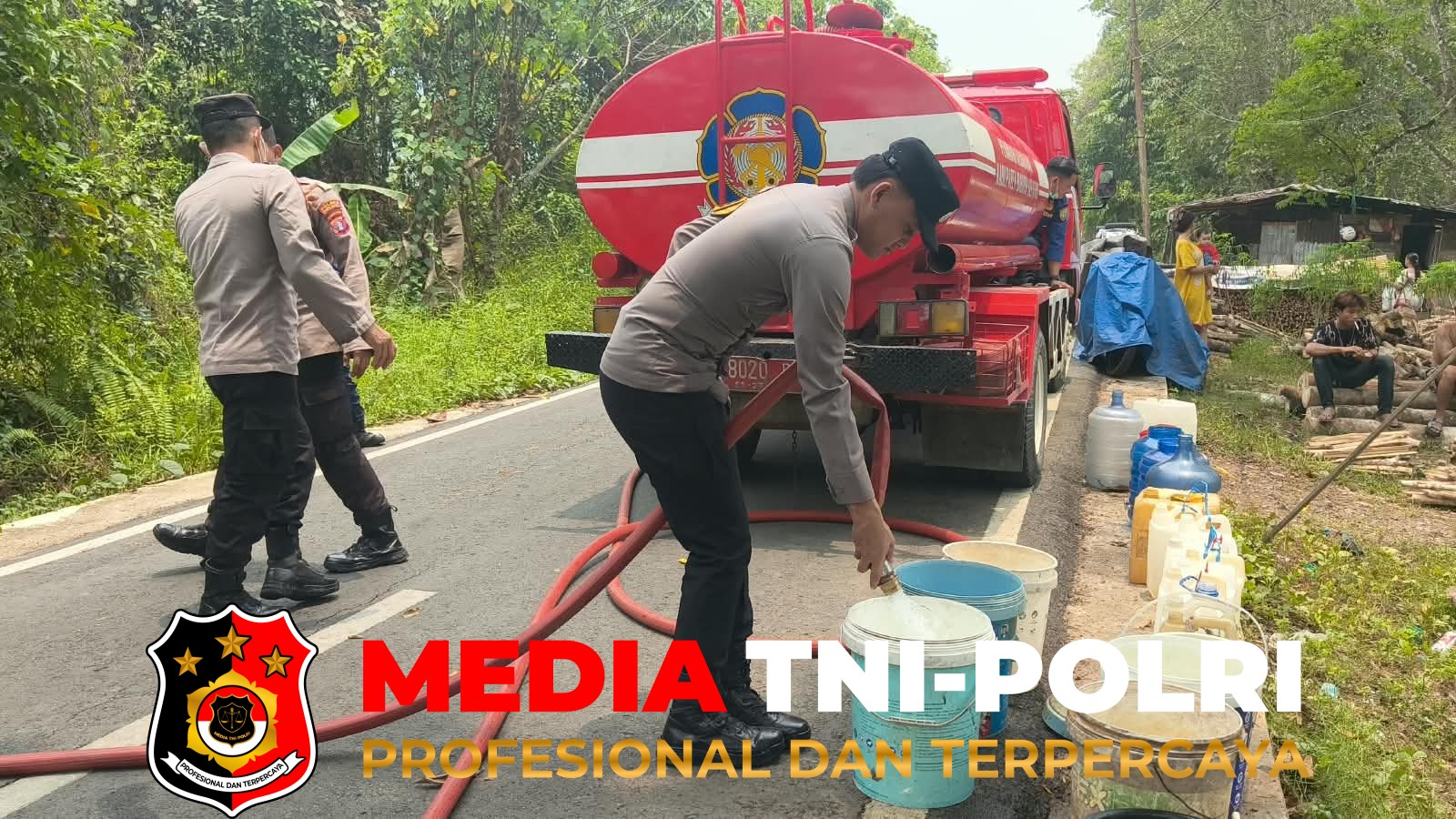 Polres Barsel - Polres Barsel Salurkan 4.000 Liter Air Bersih untuk Warga Terdampak Kekeringan