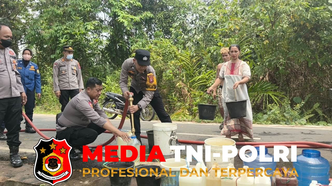 Polres Barsel - Polres Barsel Salurkan 4.000 Liter Air Bersih untuk Warga Terdampak Kekeringan