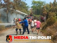 Kodim Boyolali - Api Melalap Gudang Rongsok di Winong, 20 Prajurit Kodim Boyolali Turun Tangan Padamkan Kobaran