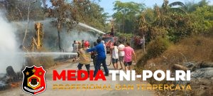 Api Melalap Gudang Rongsok di Winong, 20 Prajurit Kodim Boyolali Turun Tangan Padamkan Kobaran