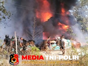 Kodim Boyolali - Api Melalap Gudang Rongsok di Winong, 20 Prajurit Kodim Boyolali Turun Tangan Padamkan Kobaran