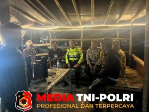 Polsek Cikarang Pusat Sambangi Satkamling Pasirtanjung, Ajak Warga Aktif Jaga Lingkungan