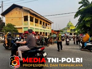 Polsek Kedungwaringin Atur Lalu Lintas Pagi di Depan SDN 02 Kedungwaringin
