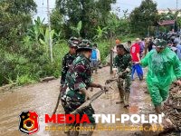 Yonif TP - Yonif TP 951/Pandeka Marapi Gerak Cepat Bantu Penanganan Banjir di Kabupaten Solok