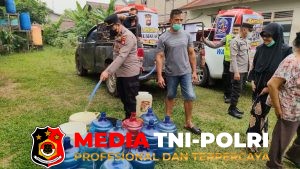 Polres Landak Salurkan 2.500 Liter Air Bersih ke Warga Terdampak Kemarau Di Dusun Tebing Tinggi