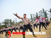 Tingkatkan Kesiapsiagaan - Tingkatkan Kesiapsiagaan dan Keterampilan Personel, Wakapolres Lampung Utara Pimpin Latihan Tongkat Polri