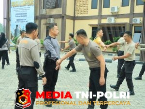 Asah Kemampuan Fisik, Personel Polres Tulang Bawang Gelar Latihan Bela Diri Secara Rutin di Halaman Mapolres