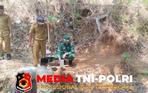 Babinsa Koramil 22/Slogohimo Monitoring Sumber Air Bersih untuk Pastikan Ketersediaan Air Masyarakat
