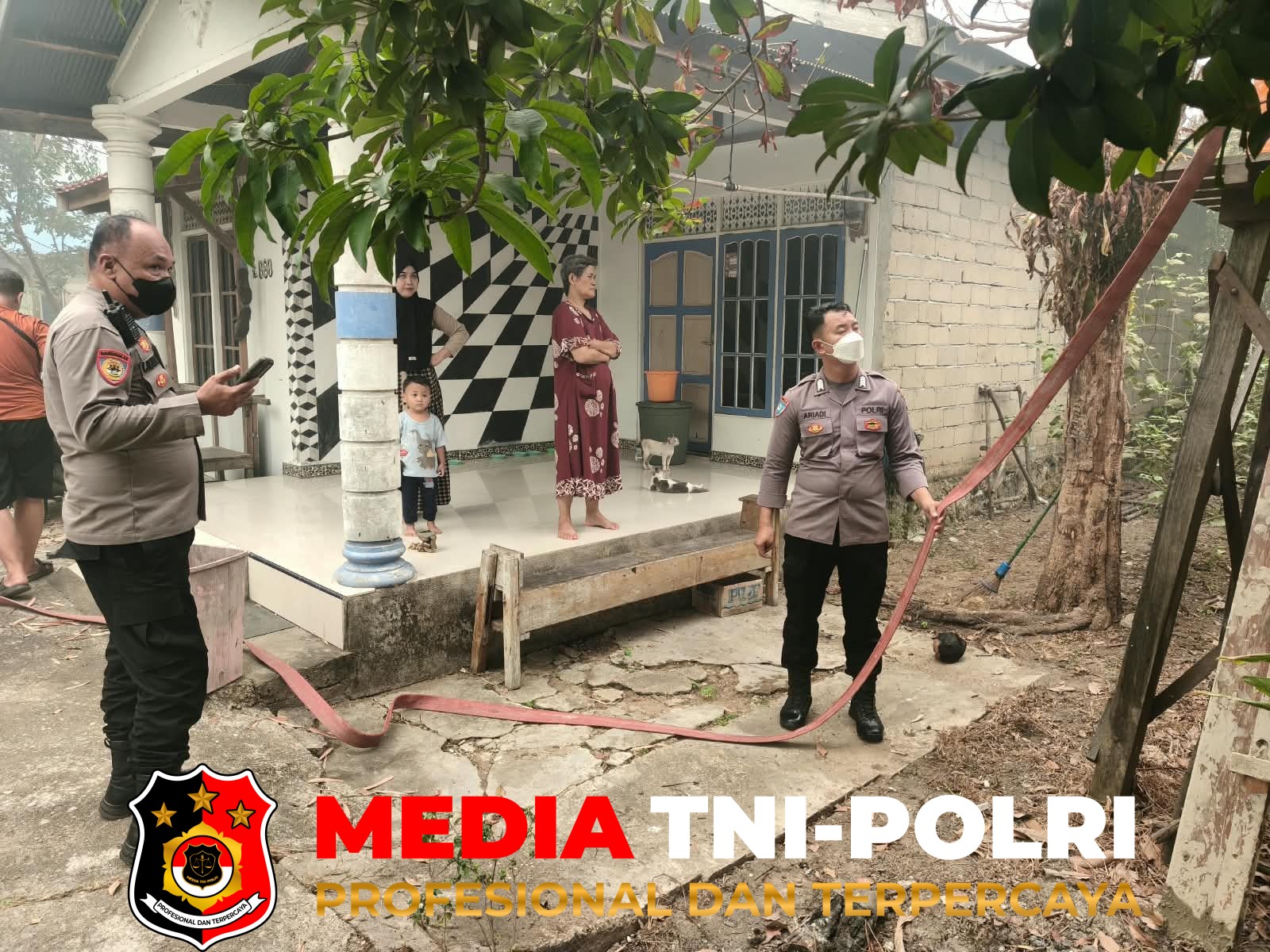 Polres Barsel - Polres Barsel Salurkan 4.000 Liter Air Bersih untuk Warga Terdampak Kekeringan