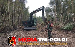 Babinsa Dampingi Pembuatan Saluran Kanal dan Tanggul di Tanjung Seteko, Upaya Cegah Karhutla