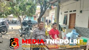 Bhabinkamtibmas Polsek Serang Baru Sambangi Warga Sukasari, Ajak Aktif Jaga Kamtibmas