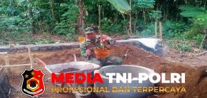 Wujud Kepedulian Lingkungan, Babinsa Sukosewu Dampingi Pemasangan Septic Tank Rumah Warga
