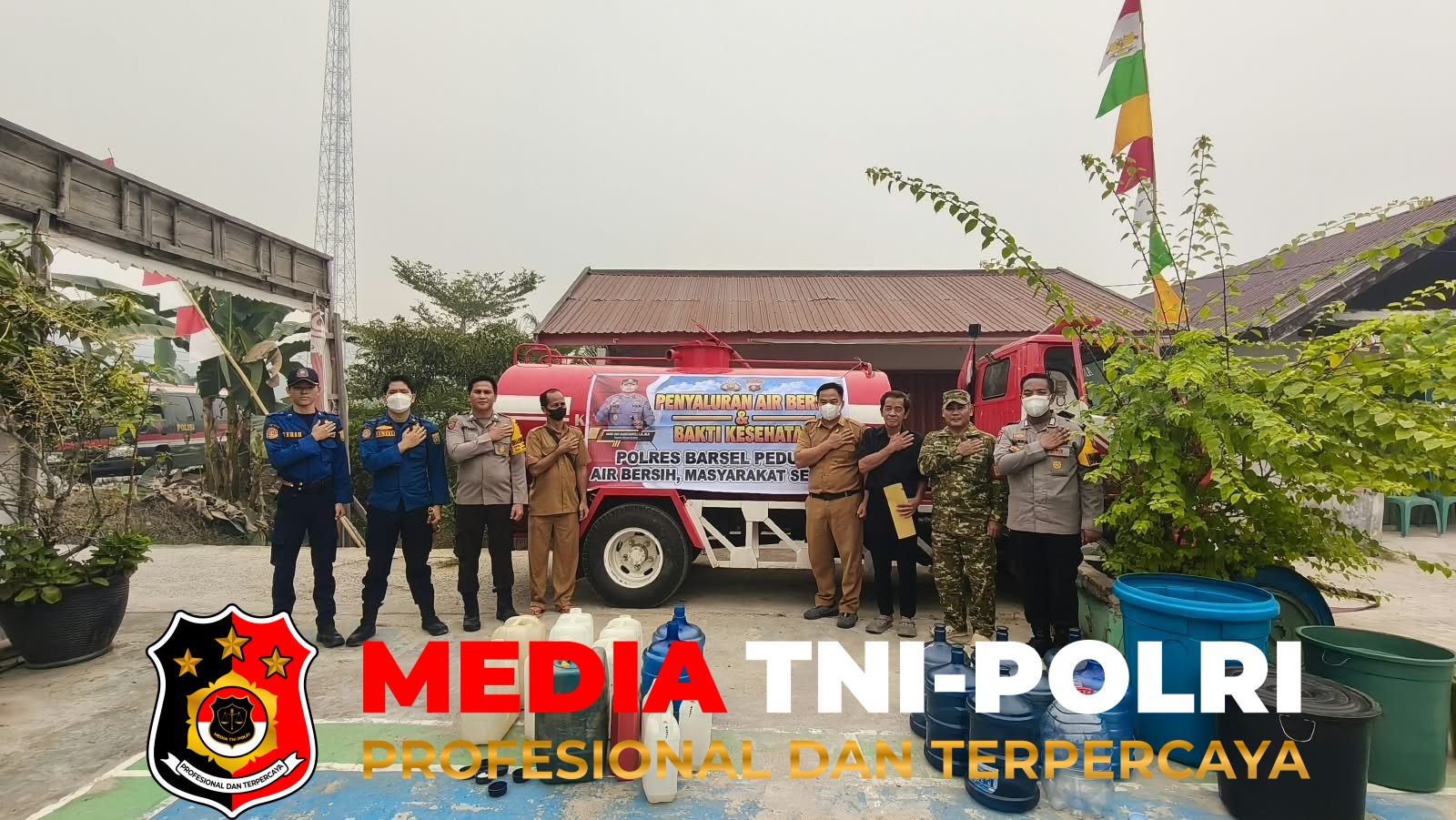 Polres Barsel - Polres Barsel Salurkan 4.000 Liter Air Bersih dan Gelar Bakti Kesehatan bagi Warga Terdampak Kekeringan