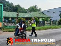 Polsek Mempawah - Personel Polsek Mempawah Hulu Aktifkan Kembali Pengaturan Lalu Lintas di Area Sekolah
