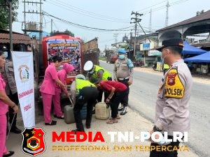 Polres Landak - Polri Peduli Masyarakat, Polres Landak Hadirkan Bakti Kesehatan dan Pangan Serta Air Bersih untuk Warga Mandor