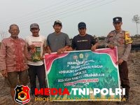 Polsek Hanau - Dukung Program Pemerintah, Polsek Hanau Gandeng Warga Tanam Jagung di Desa Asam Baru