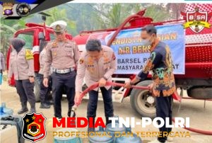 Polres Barsel Salurkan 4.000 Liter Air Bersih untuk Warga Terdampak Kekeringan