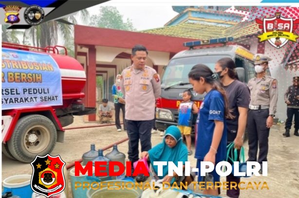 Polres Barsel - Polres Barsel Salurkan 4.000 Liter Air Bersih untuk Warga Terdampak Kekeringan