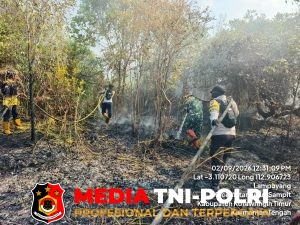 Anggota Pospol Teluk Sampit Polsek jaya Karya Bersama MPA Desa melakukan upaya pemadaman dan Ground Check Titik Hotspot