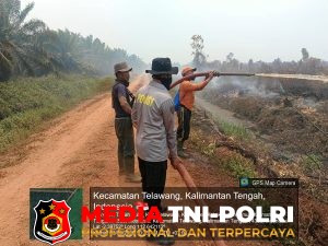 Bahu Membahu, Polsek Telawang Bersama Masyarakat Padamkan Karhutla di Desa Tanah Putih