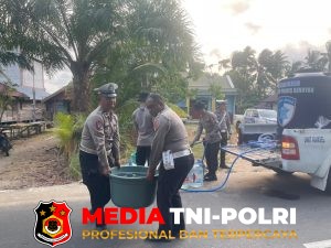 Satgas Edukasi Lemdiklat Polri dan Satlantas Polres Seruyan Salurkan Air Bersih serta Edukasi Warga Terkait Pencegahan Karhutla