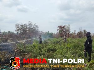 Gotong Royong Padamkan Api, Personel Polres Kotim Kompak Jinakkan Karhutla di Lingkar Utara