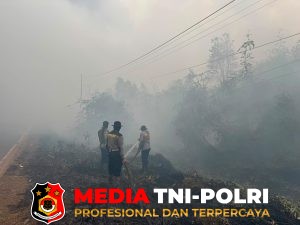 Polres Kotim Lakukan Pemadaman Karhutla di Jalan Cilik Riwut Km.12