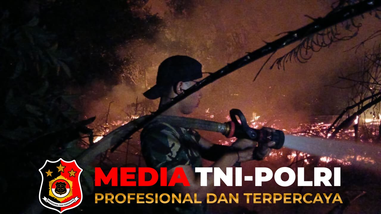 Kodim 1015/Sampit - Tak Kenal Waktu, Komandan Kodim 1015/Sampit Pimpin Padamkan Api Karhutla.