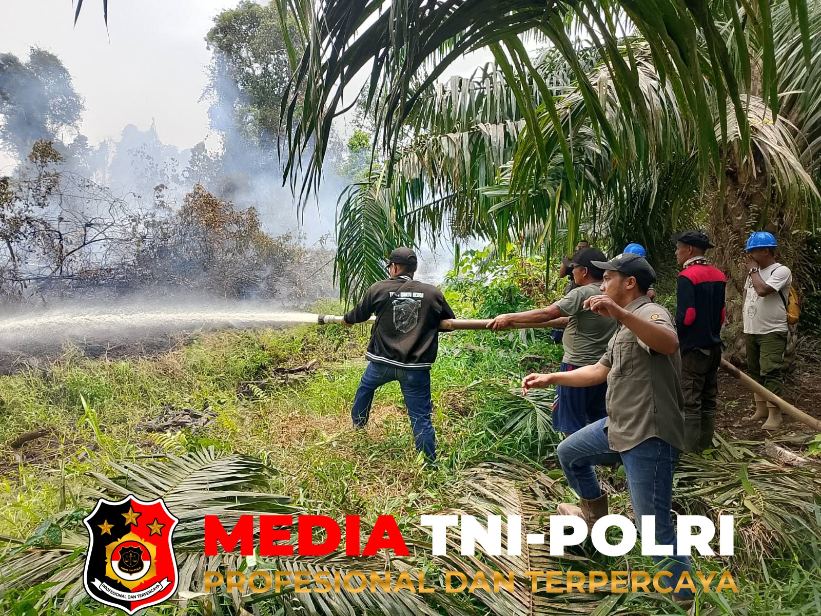 Polsek Danau - Cegah Penyebaran, Polsek Danau Sembuluh Tangani Hotspot Karhutla di Desa Telaga Pulang