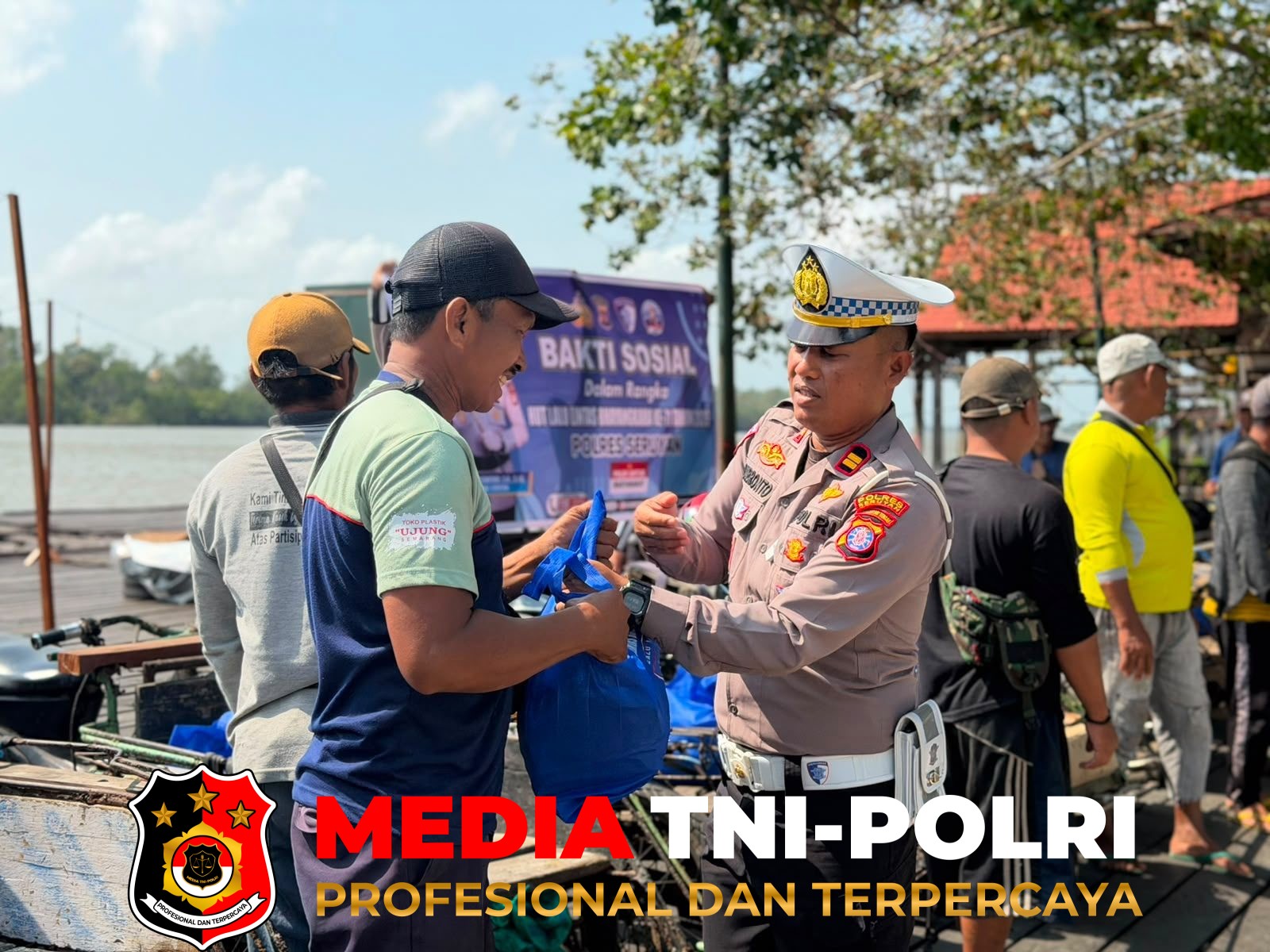 Satlantas - Wujud Kepedulian, Satlantas Seruyan Bagikan Bansos untuk Komunitas Becak Motor di HUT Lalu Lintas Bhayangkara ke-71