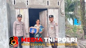 Berbagi Rezeki, Polsek Hanau Salurkan Bansos untuk Warga di Pembuang Hulu