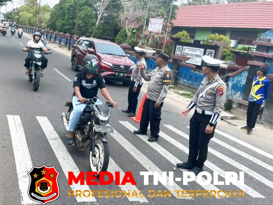 Polres Seruyan - Demi Keselamatan Pelajar, Pamapta Polres Seruyan Gelar Strong Point di Depan SMPN 1 Kuala Pembuang