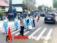 Polres Seruyan - Demi Keselamatan Pelajar, Pamapta Polres Seruyan Gelar Strong Point di Depan SMPN 1 Kuala Pembuang