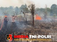 Polsek Hanau - Cegah Titik Api Muncul Lagi, Polsek Hanau dan Tim Gabungan Intensifkan Pemadaman Karhutla di Pembuang Hulu II