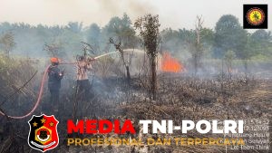 Cegah Titik Api Muncul Lagi, Polsek Hanau dan Tim Gabungan Intensifkan Pemadaman Karhutla di Pembuang Hulu II