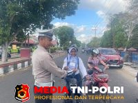 Polres Seruyan - Satlantas Polres Seruyan Edukasi Pengguna Jalan, Bagikan Leaflet Keselamatan di Depan SMPN 1 Kuala Pembuang