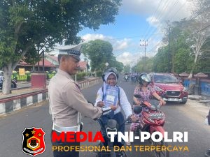 Satlantas Polres Seruyan Edukasi Pengguna Jalan, Bagikan Leaflet Keselamatan di Depan SMPN 1 Kuala Pembuang