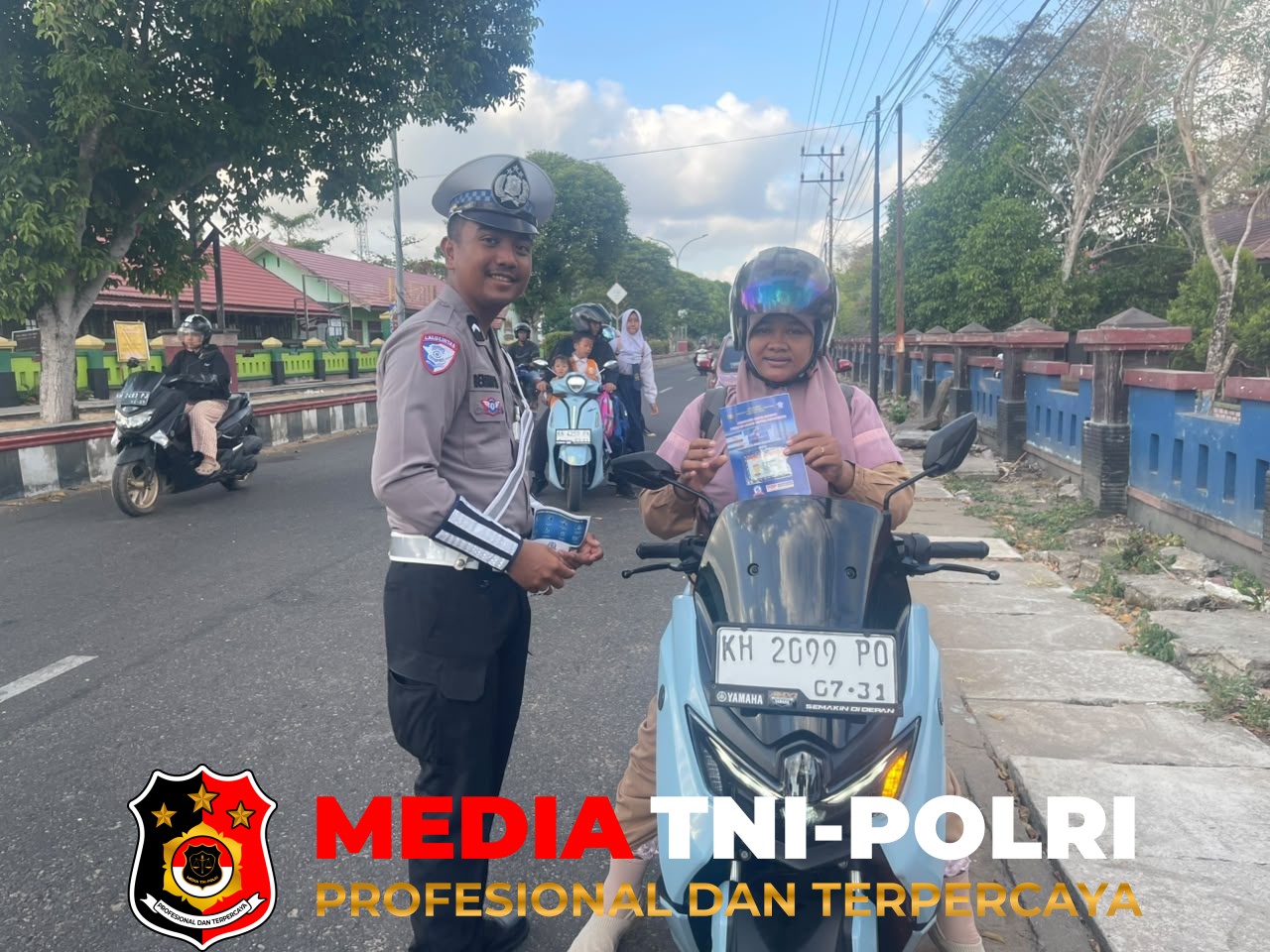 Polres Seruyan - Satlantas Polres Seruyan Edukasi Pengguna Jalan, Bagikan Leaflet Keselamatan di Depan SMPN 1 Kuala Pembuang