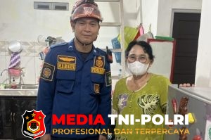 Lebah Bersarang di Kamar Mandi Warga, Damkarmat Kotim Bergerak Cepat Melakukan Evakuasi