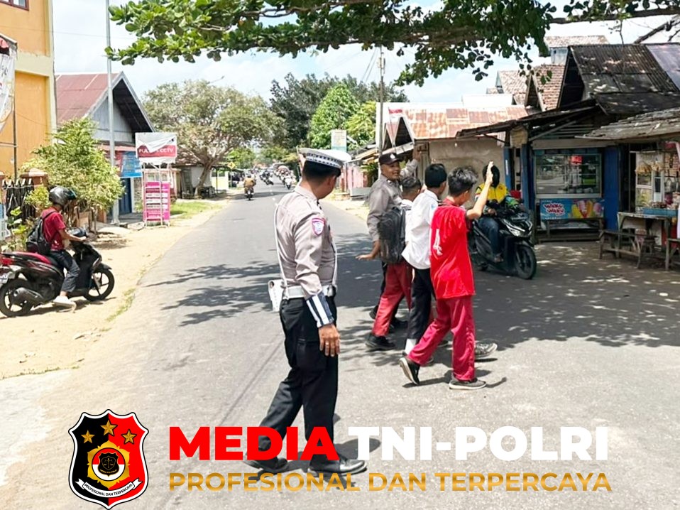 Polres Seruyan - Kawal Anak Pulang Sekolah, Pamapta III Polres Seruyan Jaga Keselamatan Pelajar SDN 1 Kuala Pembuang I