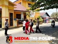 Polres Seruyan - Kawal Anak Pulang Sekolah, Pamapta III Polres Seruyan Jaga Keselamatan Pelajar SDN 1 Kuala Pembuang I