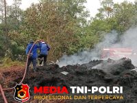 Polsek Hanau - Cegah Karhutla Meluas, Polsek Hanau dan Tim Gabungan Lakukan Pemadaman dan Pendinginan di Km 147