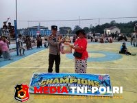 Bhabinkamtibmas - Meriahkan Final Voli Antar-RT di Asam Baru, Bhabinkamtibmas Kawal Sportivitas dan Kebersamaan