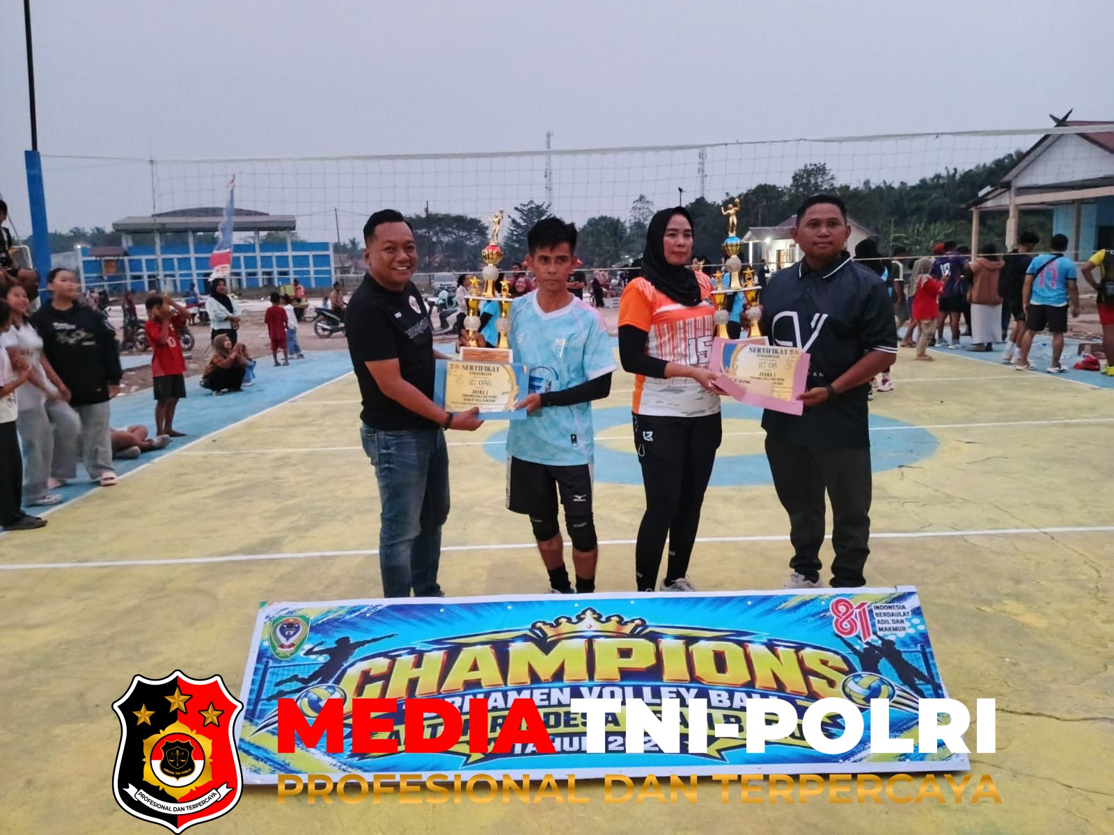 Bhabinkamtibmas - Meriahkan Final Voli Antar-RT di Asam Baru, Bhabinkamtibmas Kawal Sportivitas dan Kebersamaan